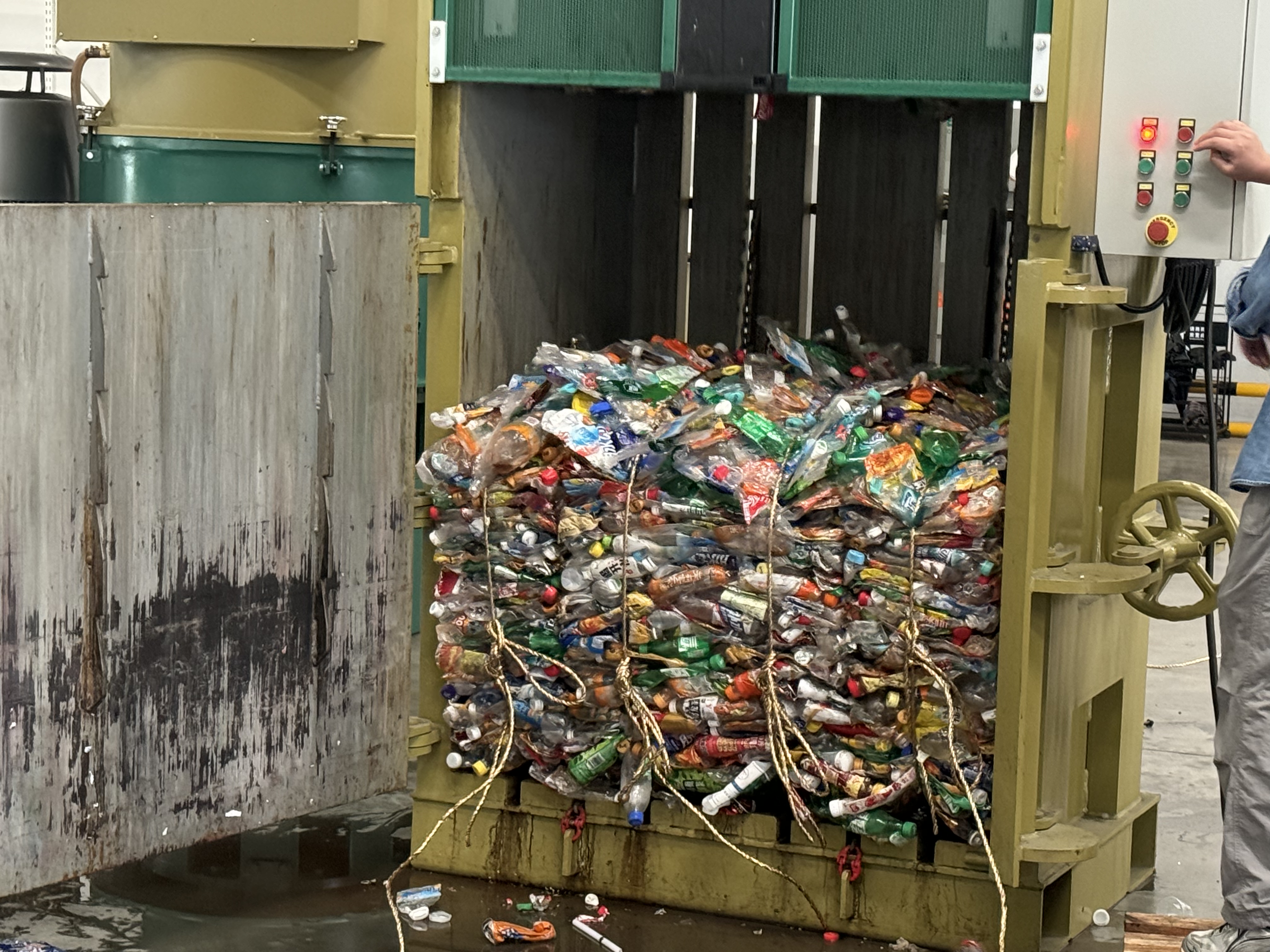 pressa verticale per cartone e plastica